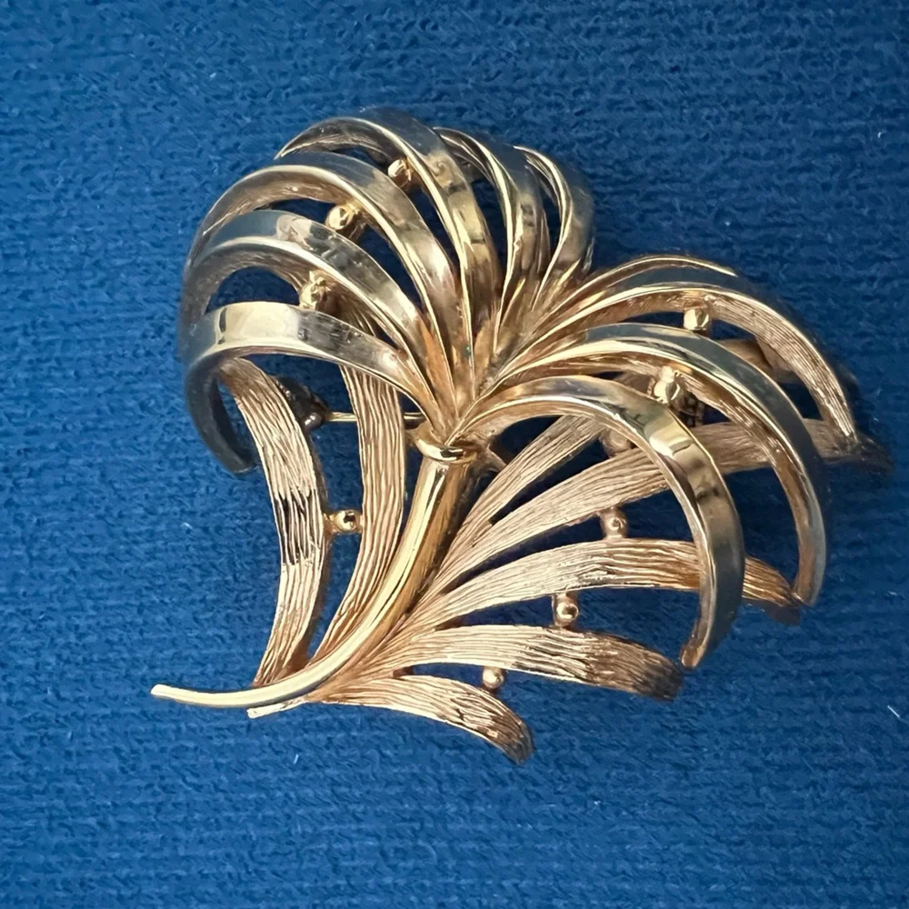 Huge Gold Tone Crown Trifari Feather or Leaf Plume Mid Century Brooch - Picture 1 of 6